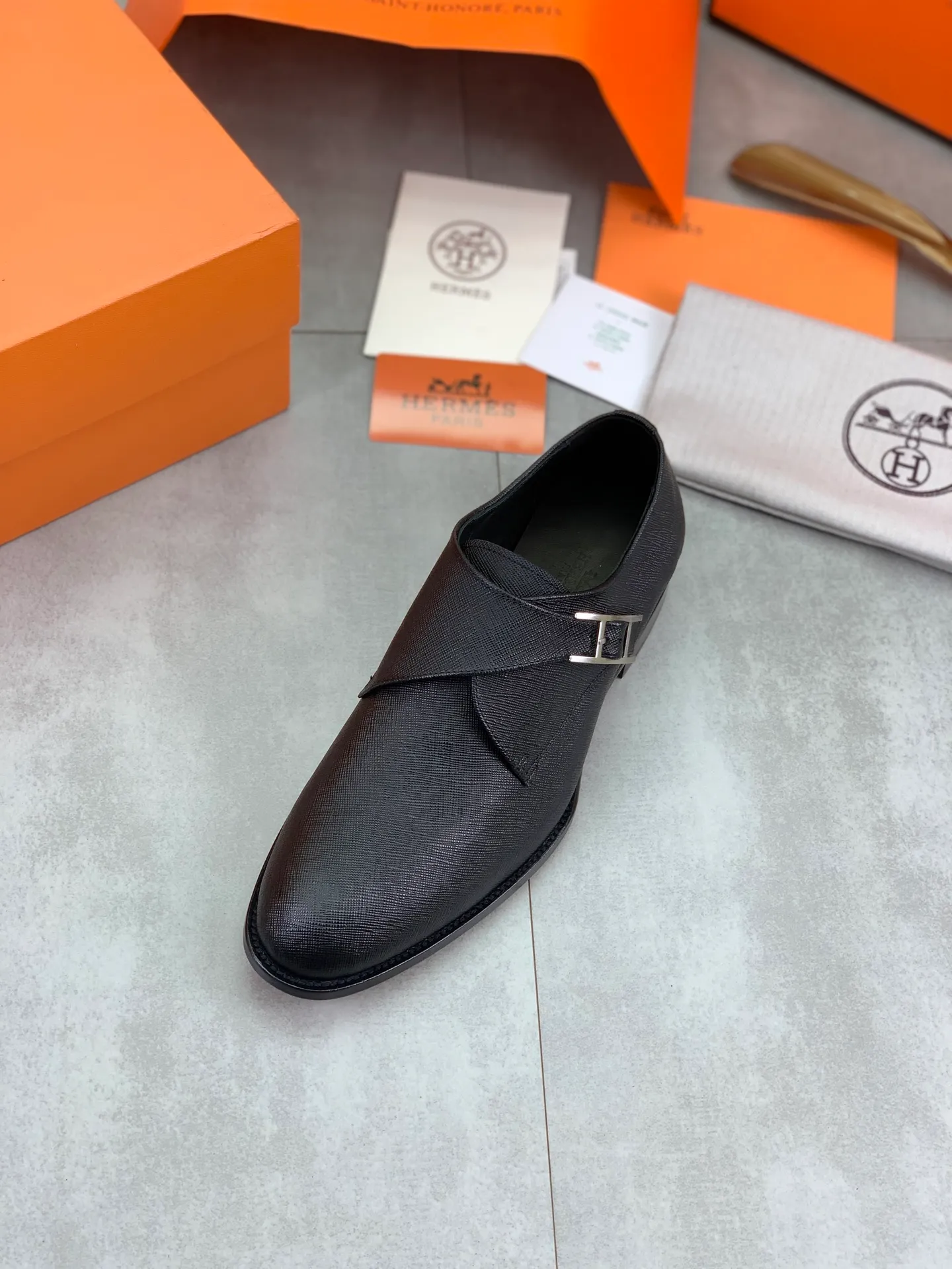 Factory price P940 💰💎💎💎 Original genuine leather outsole Brand: Hermès Grade: Same as the official website Original quality materials: Original soft calfskin Water-dyed cowhide lining Original Italian genuine leather outsole Style categories: Men's fashion Formal casual leather shoes Slip-on men's shoes series Young fashion European and American trends British style Code number: 39-45 (38.46 can be customized)